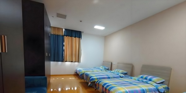 演硬汉成名却情路坎坷，8年不敢谈恋爱，遇小10岁的她成宠妻狂魔